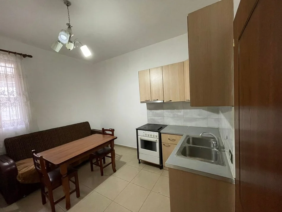 Tirane, jepet me qera 1+1 Kati 0, 40 m² 330 € (Bulevardi i Ri)