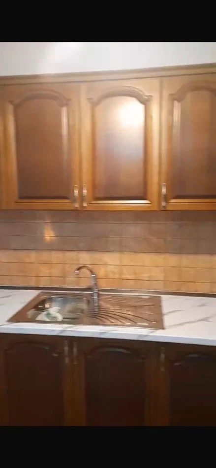 Tirane, jepet me qera 2+1 Kati 0, 99 m² 400 € (Laprak)