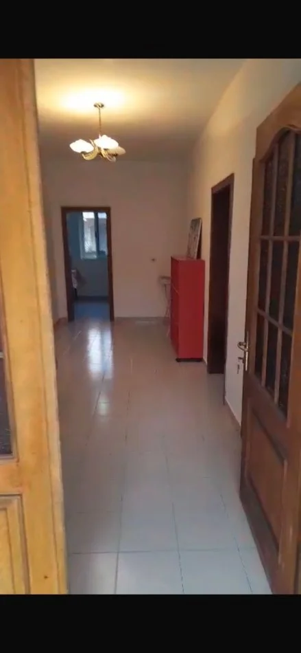 Tirane, jepet me qera 2+1 Kati 0, 99 m² 400 € (Laprak)