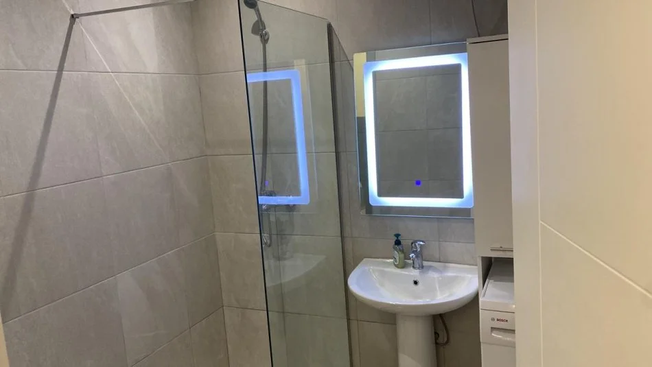 Tirane, jepet me qera apartament 2+1+Aneks+Ballkon Kati 7, 94 m² 600 € (Ali Dem)