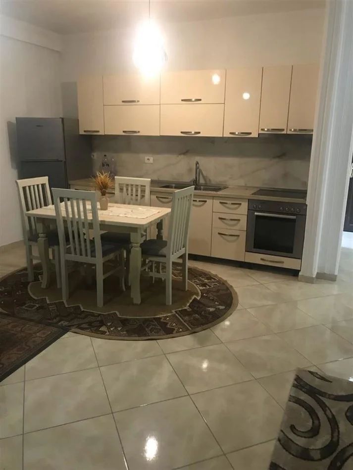 Tirane, jepet me qera apartament 2+1+Aneks+Ballkon Kati 4, 93 m² 400 € (Yzberisht)