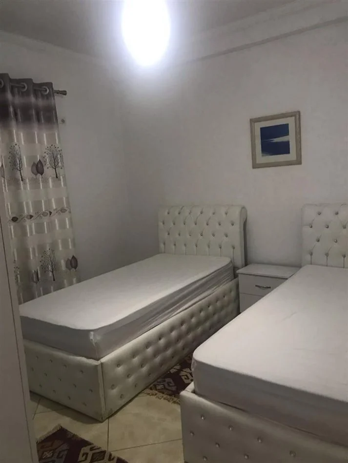 Tirane, jepet me qera apartament 2+1+Aneks+Ballkon Kati 4, 93 m² 400 € (Yzberisht)