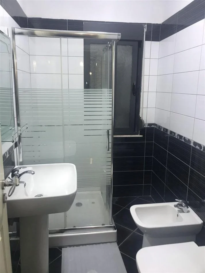 Tirane, jepet me qera apartament 2+1+Aneks+Ballkon Kati 4, 93 m² 400 € (Yzberisht)