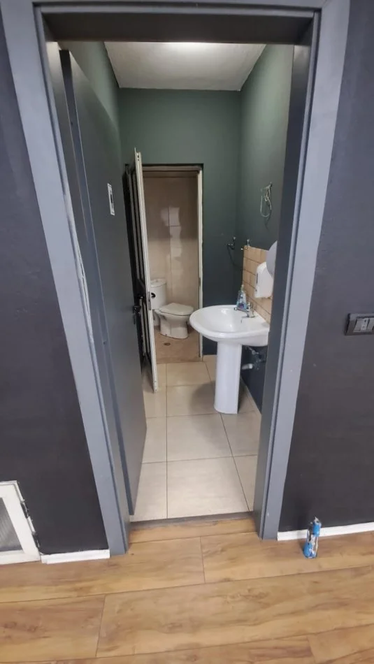 Tirane, jepet me qera ambjent biznesi Kati 0, 3.000 m² 2.500 € (21 Dhjetori)