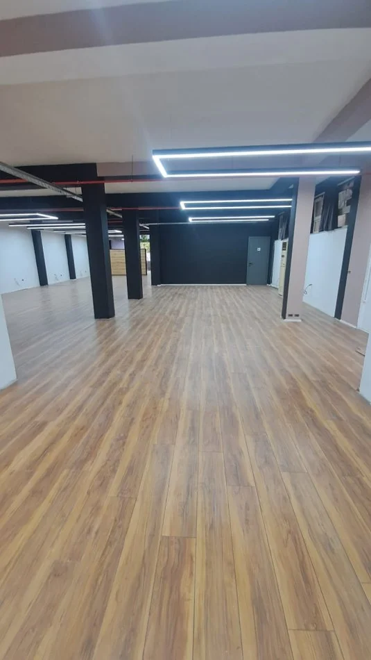 Tirane, jepet me qera ambjent biznesi Kati 0, 3.000 m² 2.500 € (21 Dhjetori)