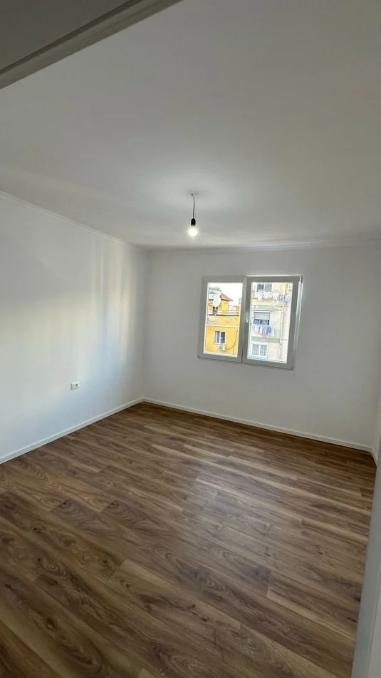 Tirane, shitet apartament 2+1+Ballkon Kati 4, 75 m² 148.000 € (Rruga Kavajes)