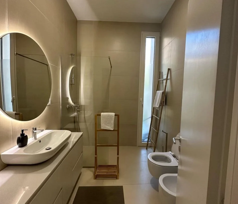 Vlore, shitet apartament ne plazh 2+1 , 215 m² 800.000 € (PALASE)