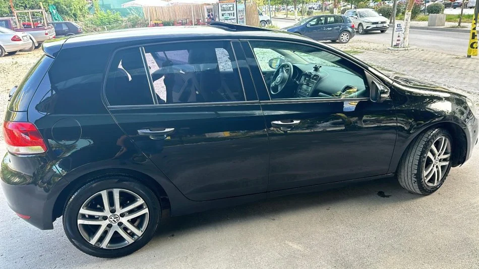 Tirane, shes makine GOLF 6 Nafte, blu e errët automatik 170.000 km 6.400 €