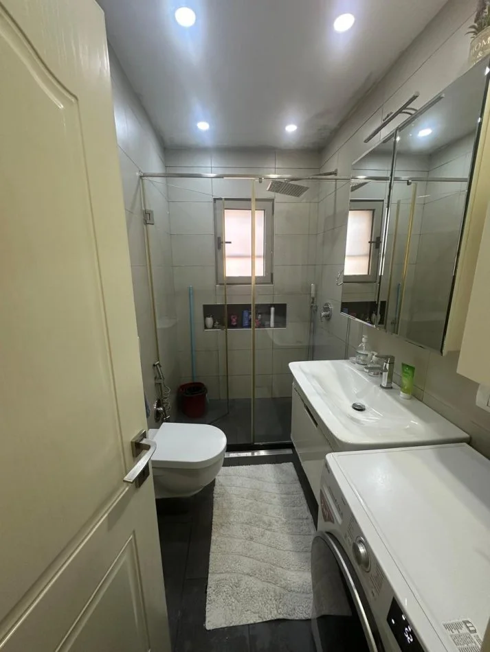 Tirane, jepet me qera apartament 2+1 Kati 5, 75 m² 750 € (Bllok, Juridiku)