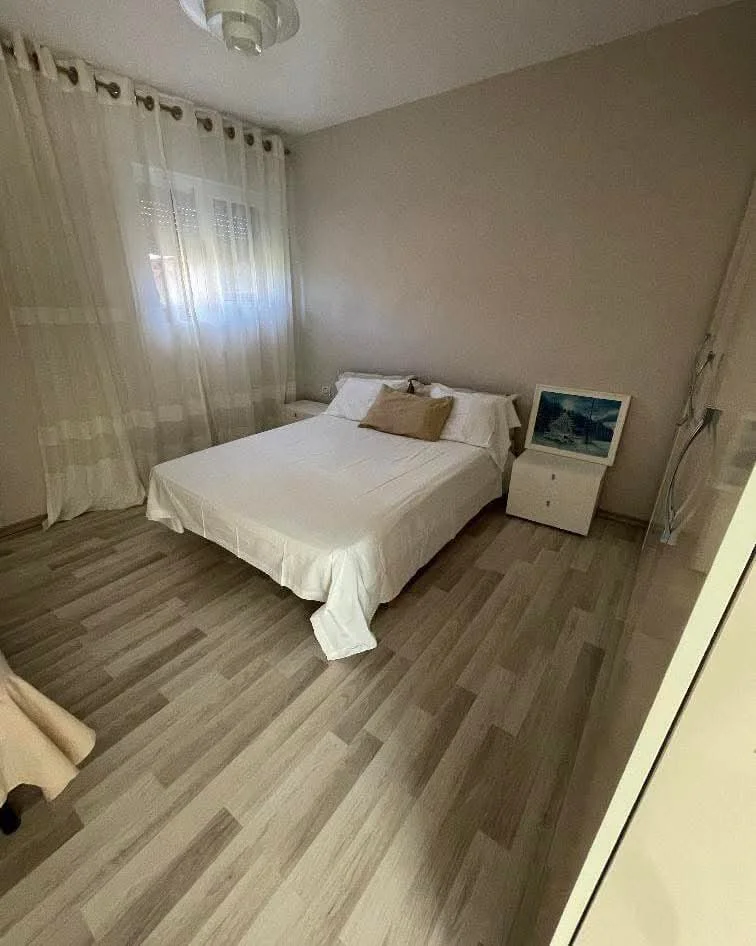 Tirane, jepet me qera apartament 2+1 Kati 1, 150 m² 850 € (Haxhi sina)