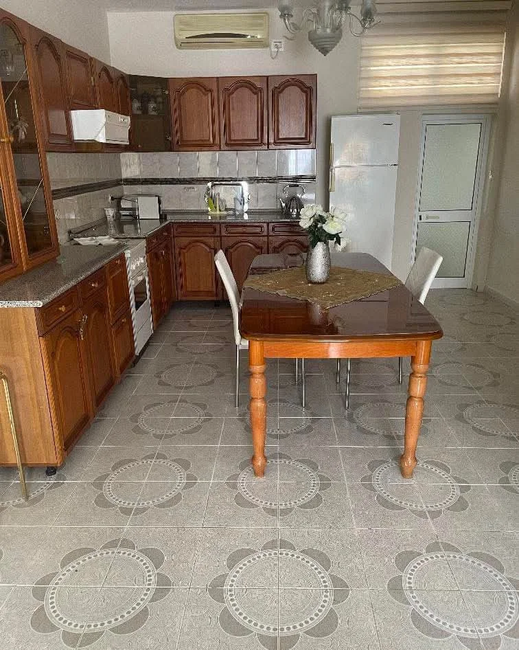 Tirane, jepet me qera apartament 2+1 Kati 1, 150 m² 850 € (Haxhi sina)