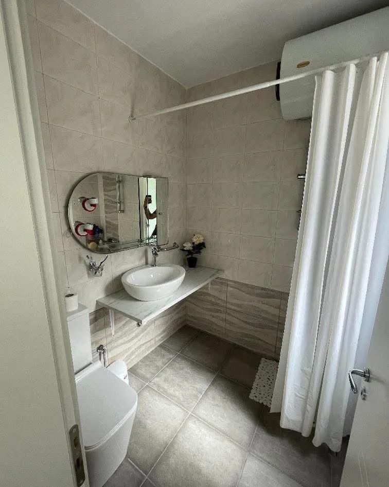 Tirane, jepet me qera apartament 2+1 Kati 1, 85 m² 900 € (Haxhi sina)