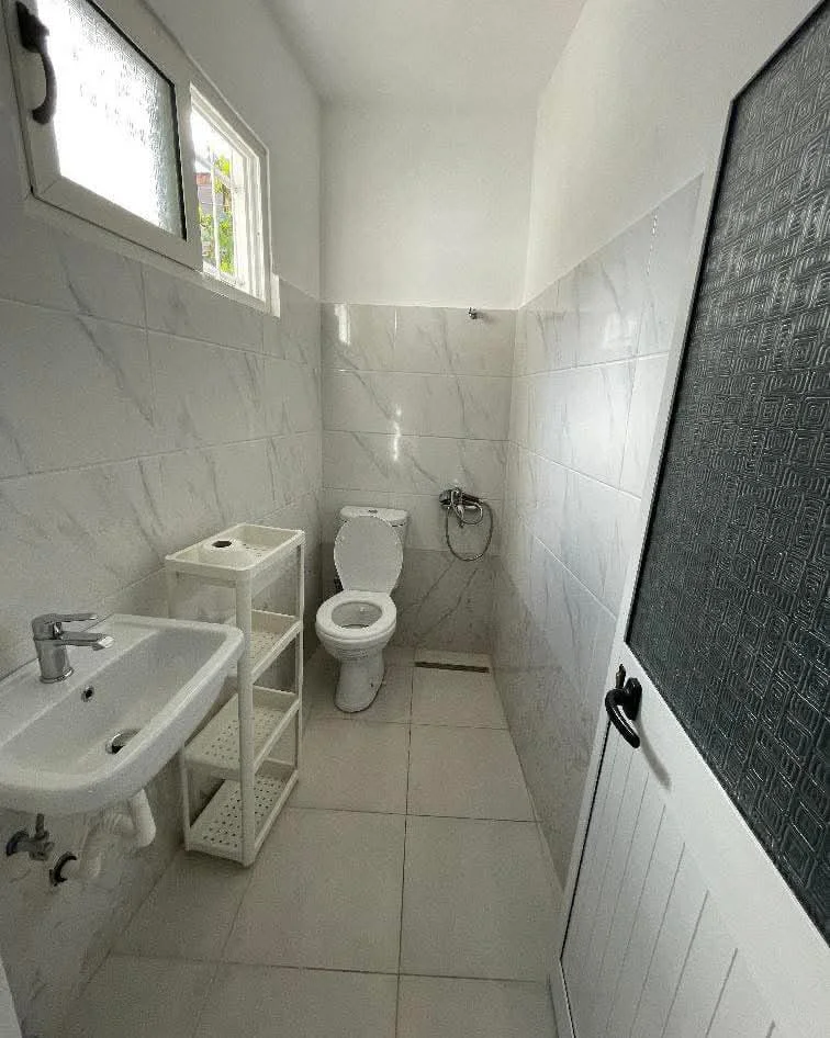 Tirane, jepet me qera apartament 2+1 Kati 1, 85 m² 900 € (Haxhi sina)