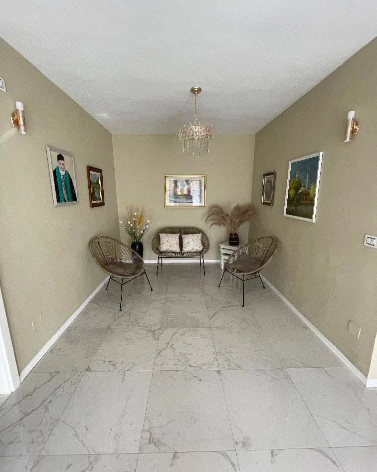 Tirane, jepet me qera apartament 2+1 Kati 1, 150 m² 850 € (Haxhi sina)