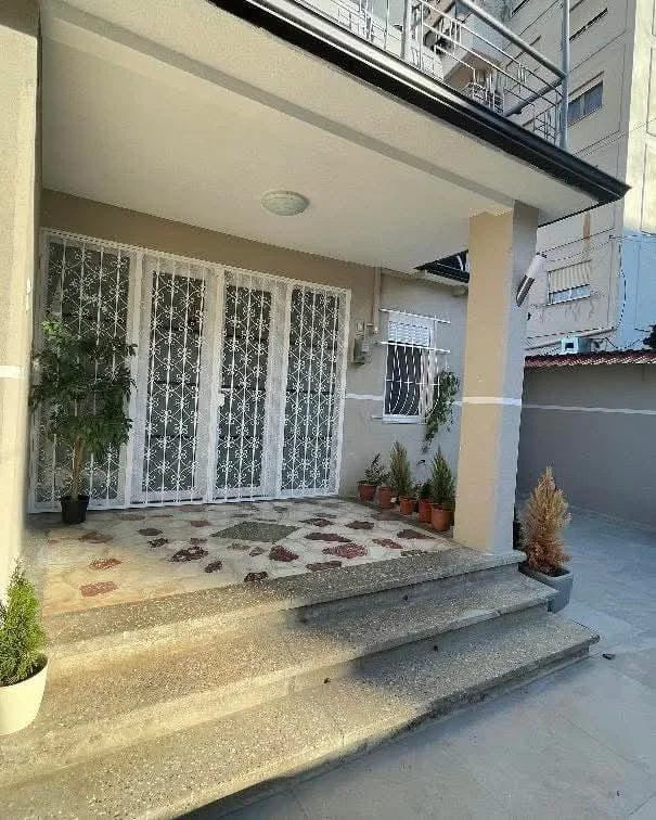 Tirane, jepet me qera apartament 2+1 Kati 1, 150 m² 850 € (Haxhi sina)