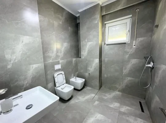 Tirane, shitet 2+1 Kati 2, 104 m² 165.000 € (Kinostudio)
