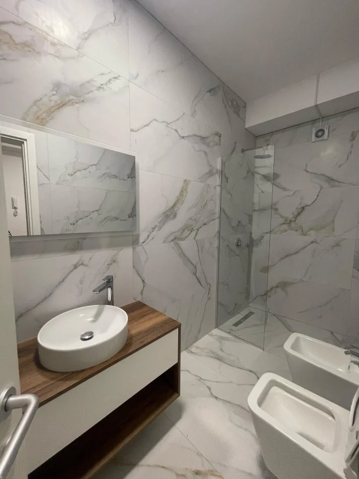 Tirane, jepet me qera zyre Kati 15, 110 m² 1.300 € (RRUGA E KAVAJES)