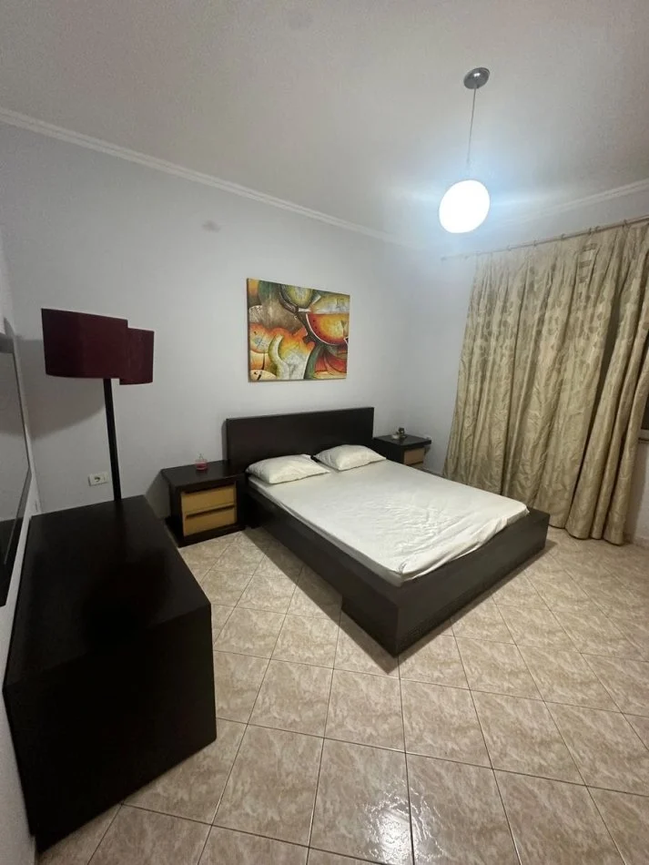 Tirane, jepet me qera apartament 3+1 Kati 0, 130 m² 800 € (Myslym shyri)