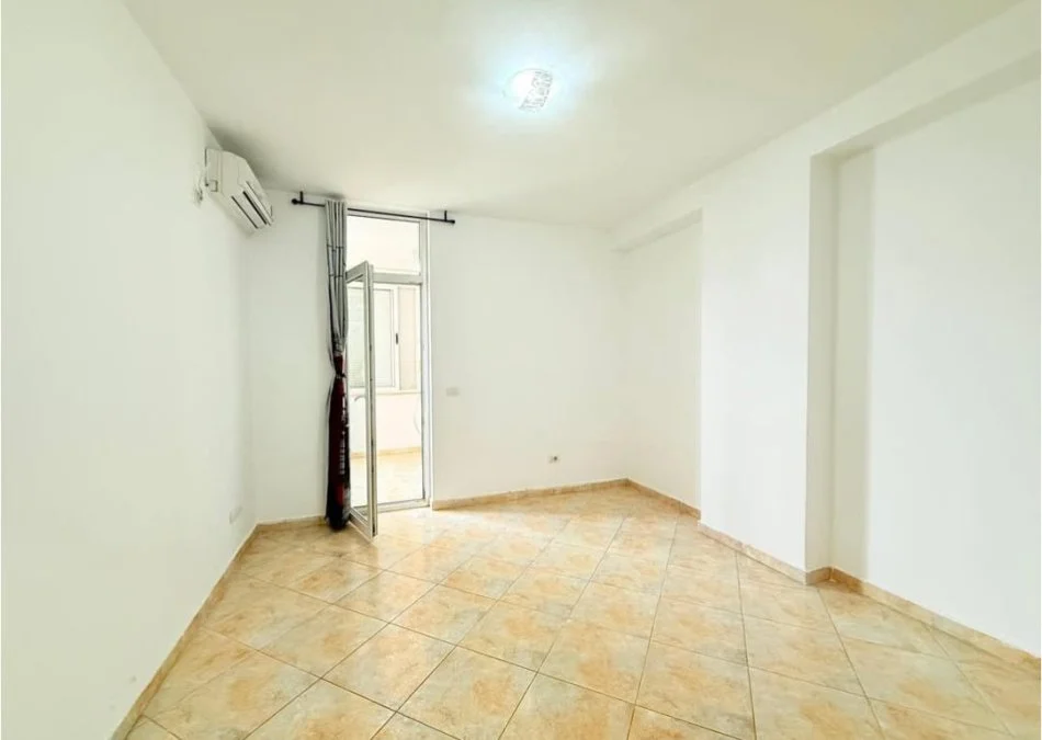 Tirane, jepet me qera zyre Kati 0, 110 m² 1.000 € (Faik konica)