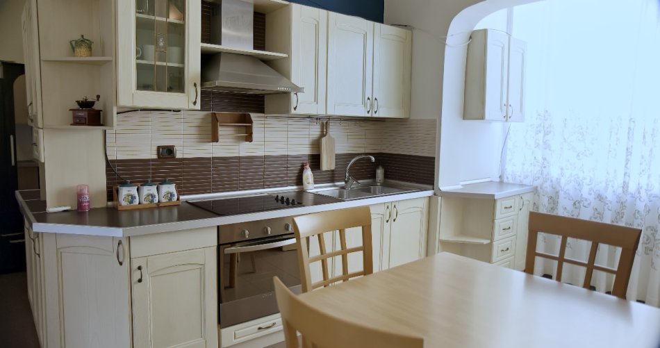 Tirane, jepet me qera apartament 3+1 Kati 4, 110 m² 650 € 