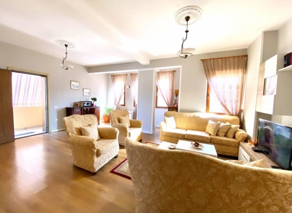 Tirane, shitet apartament 2+1 Kati 3, 122 m² 225.000 € (Vasil shanto)