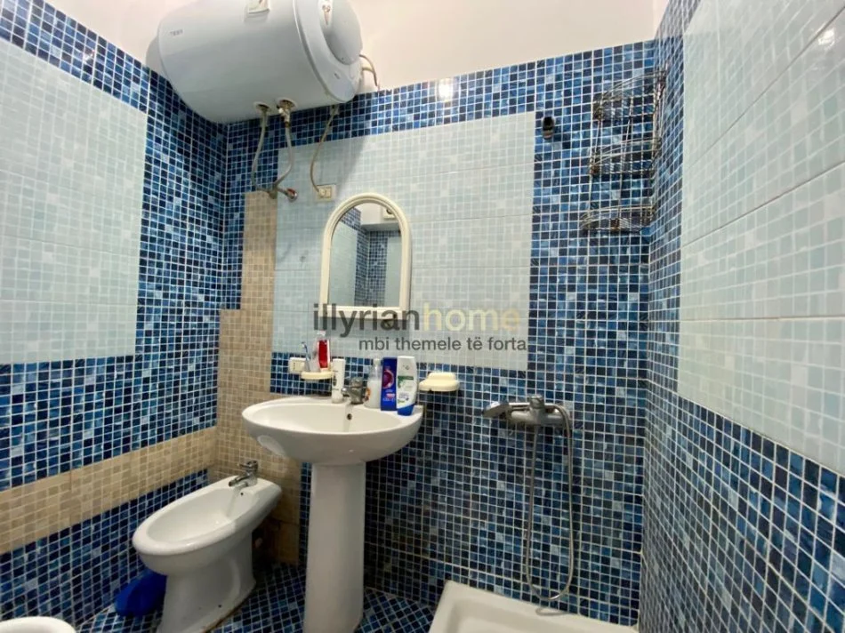 Tirane, jepet me qera apartament duplex 1+1 Kati 8, 70 m² 600 € (Rruga e barrikadave)