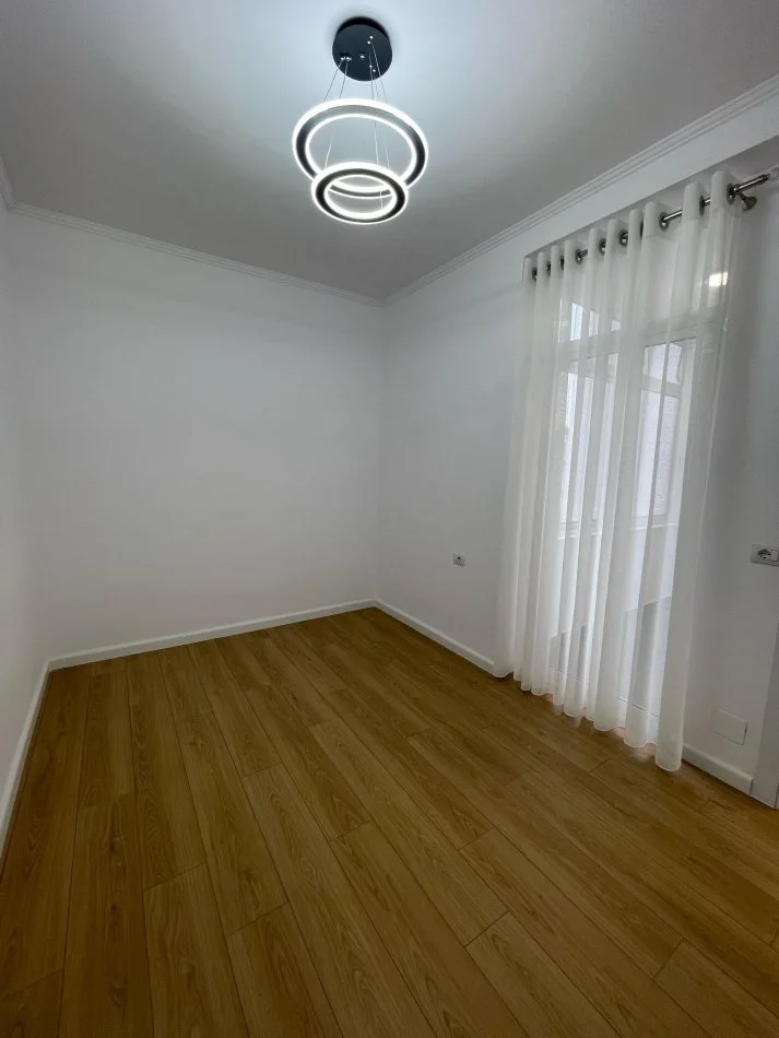 Tirane, shitet apartament 2+1+Ballkon Kati 4, 96 m² 150.000 € (Laprake)