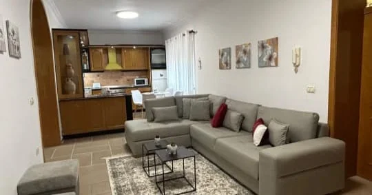 Tirane, jepet me qera 2+1 Kati 3, 120 m² 670 € (Pazari i ri)