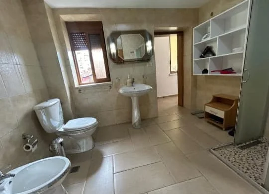 Tirane, jepet me qera 2+1 Kati 3, 120 m² 670 € (Pazari i ri)