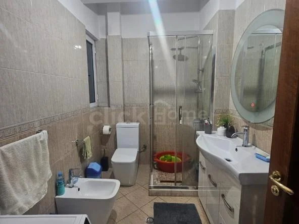 Shitet 2+1 prane Kristal Center