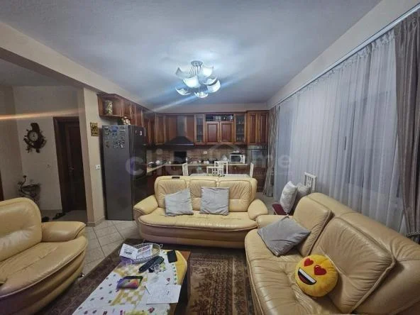 Shitet 2+1 prane Kristal Center