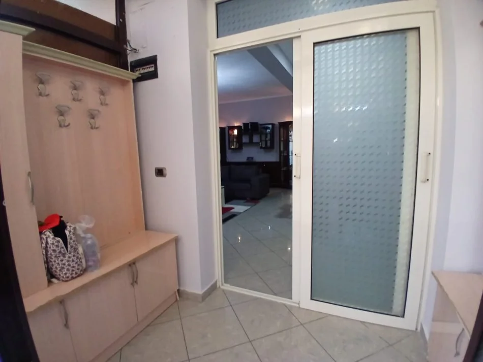 Tirane, jepet me qera apartament 1+1+Ballkon Kati 1, 70 m² 350 € (Tregu elektrik)