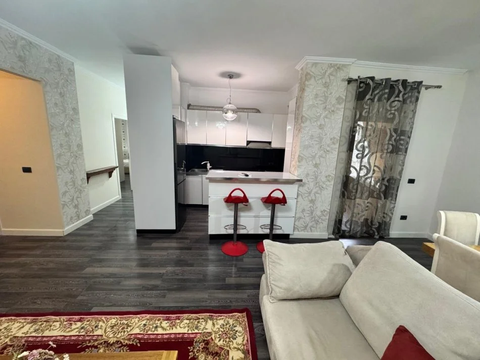 Tirane, jepet me qera apartament 1+1 Kati 4, 150 m² 450 € (Ftesk)