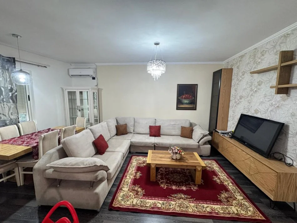 Tirane, jepet me qera apartament 1+1 Kati 4, 150 m² 450 € (Ftesk)