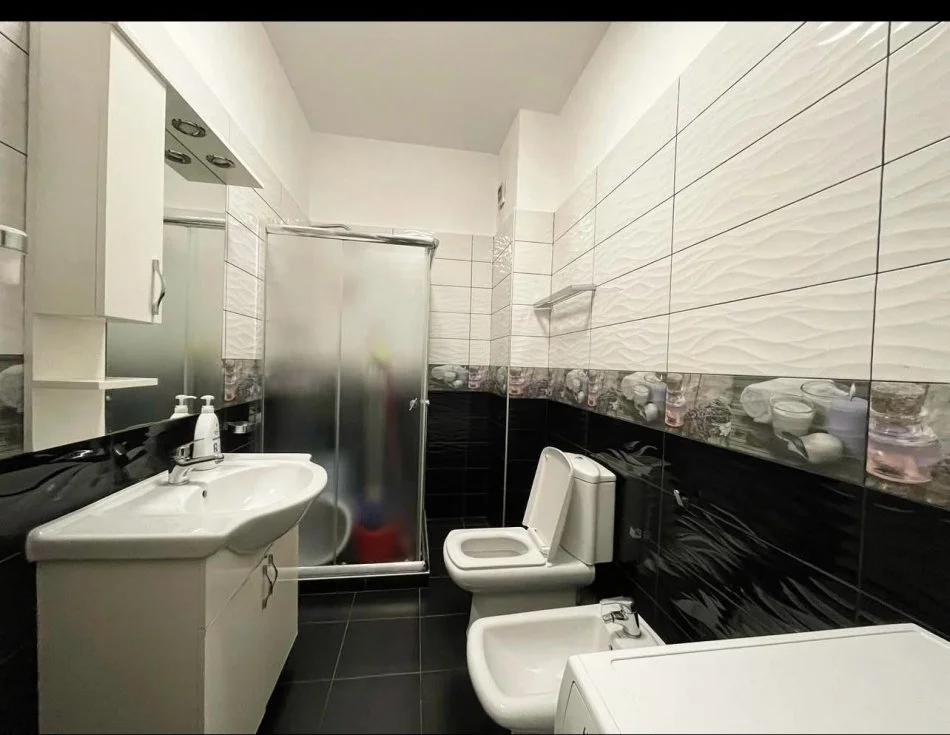 Tirane, jap me qera apartament 3+1+Ballkon Kati 3, 102 m² 550€ (Golden Park 3)