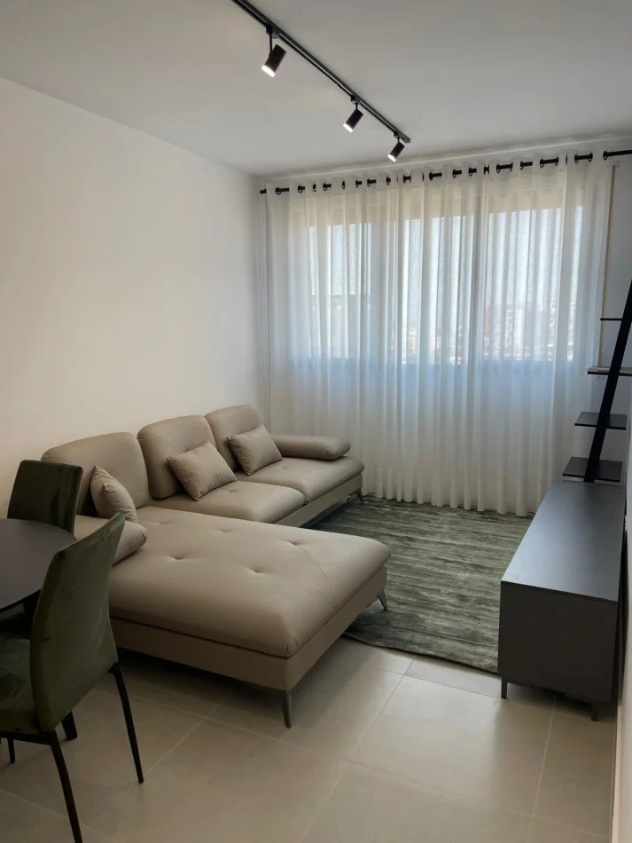 Tirane, jepet me qera apartament 1+1+Ballkon Kati 6, 68 m² 500 € (Kinostudio)