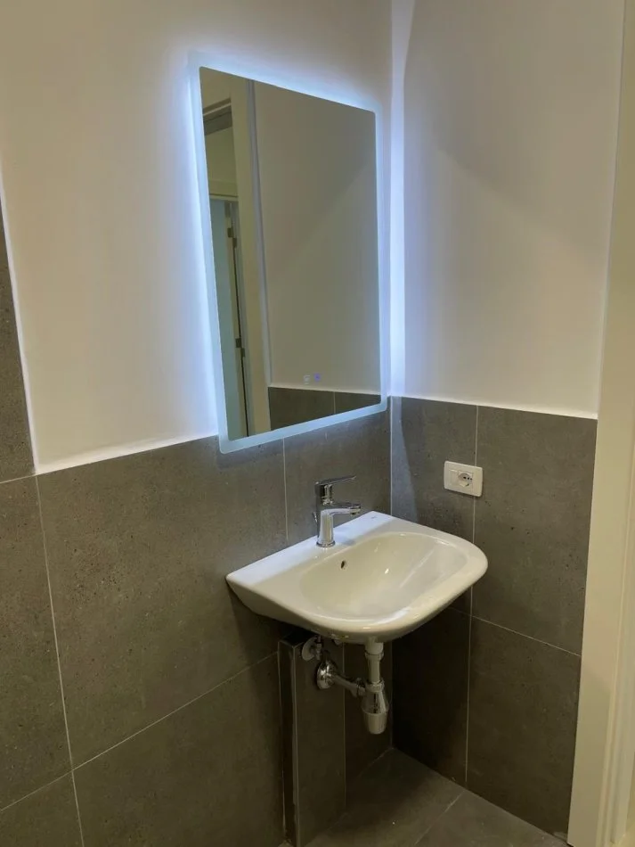 Tirane, jepet me qera apartament 1+1+Ballkon Kati 6, 68 m² 500 € (Kinostudio)