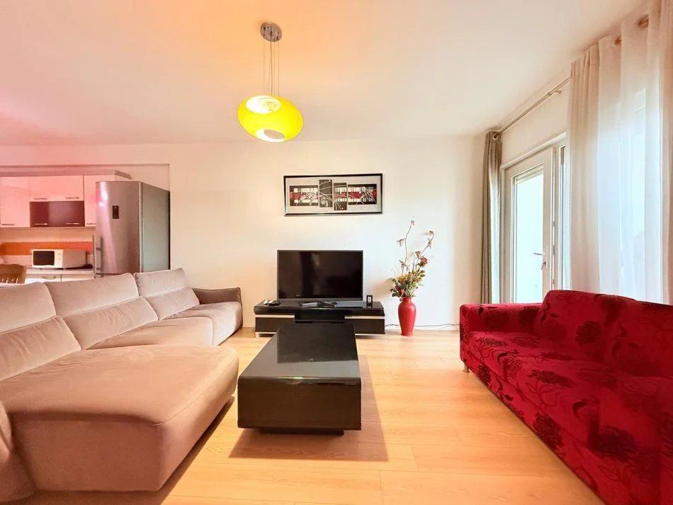 Tirane, jepet me qera 2+1 Kati 5, 120 m² 650 € (Selvia)