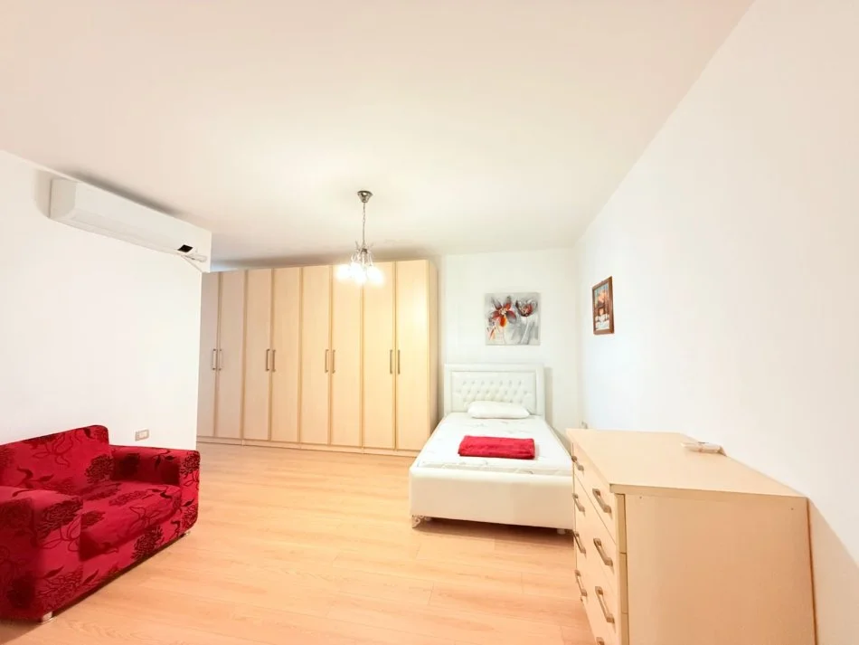Tirane, jepet me qera 2+1 Kati 5, 120 m² 650 € (Selvia)