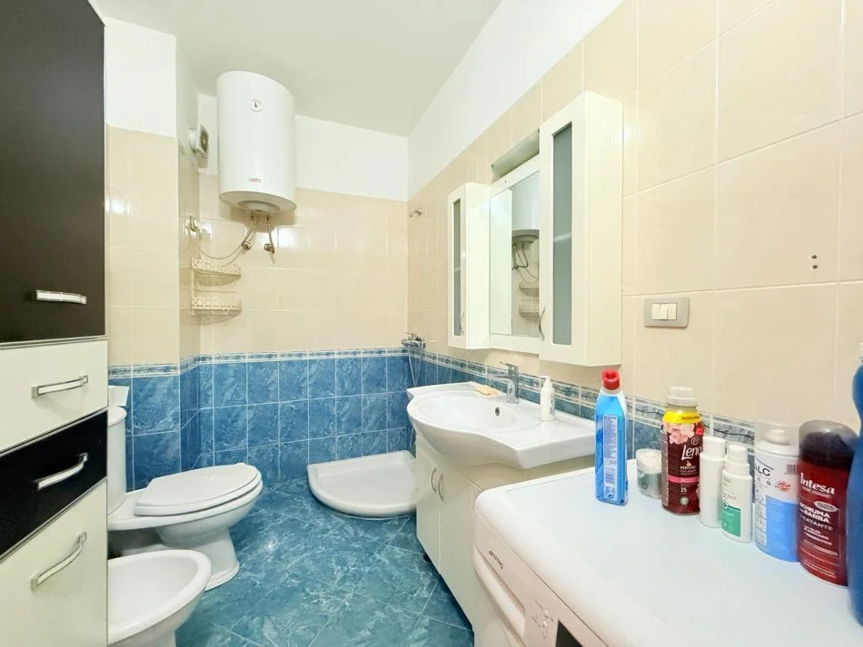 Tirane, jepet me qera 2+1 Kati 5, 120 m² 650 € (Selvia)