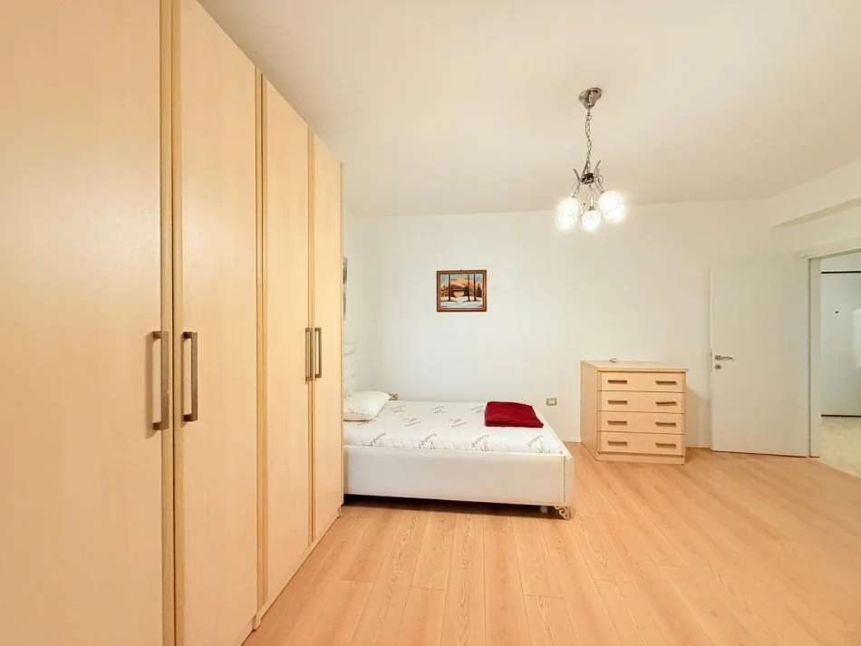 Tirane, jepet me qera 2+1 Kati 5, 120 m² 650 € (Selvia)