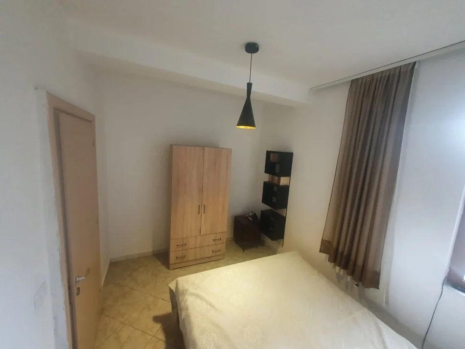 Tirane, jepet me qera apartament 1+1 Kati 1, 70 m² 350 € (Selite)