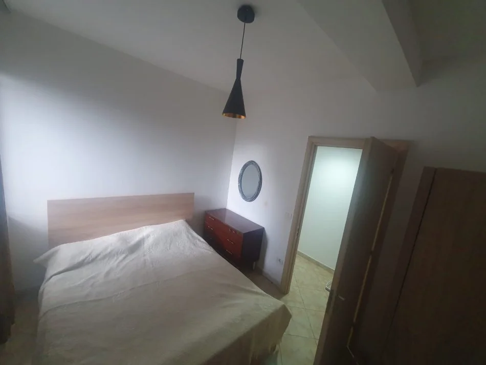 Tirane, jepet me qera apartament 1+1 Kati 1, 70 m² 350 € (Selite)