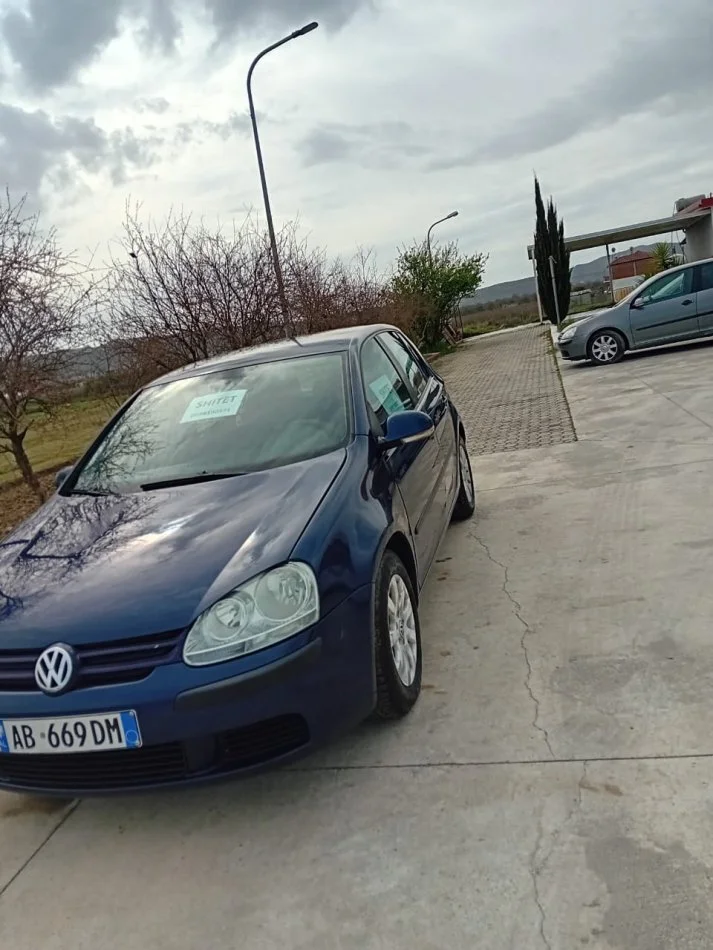 Elbasan, shes makine GOLF 5 Benzin, e zeze manuale 2.500 €