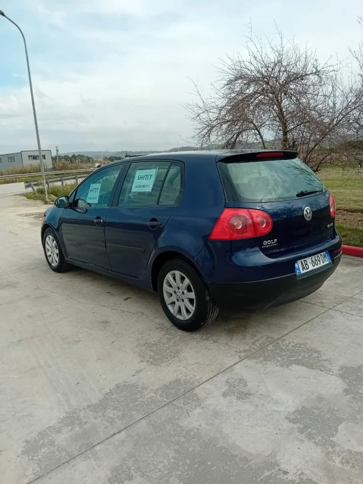 Elbasan, shes makine GOLF 5 Benzin, e zeze manuale 2.500 €