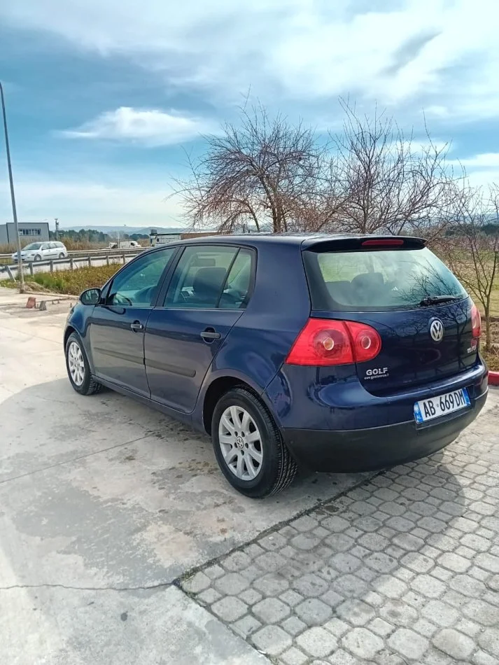 Elbasan, shes makine GOLF 5 Benzin, e zeze manuale 2.500 €