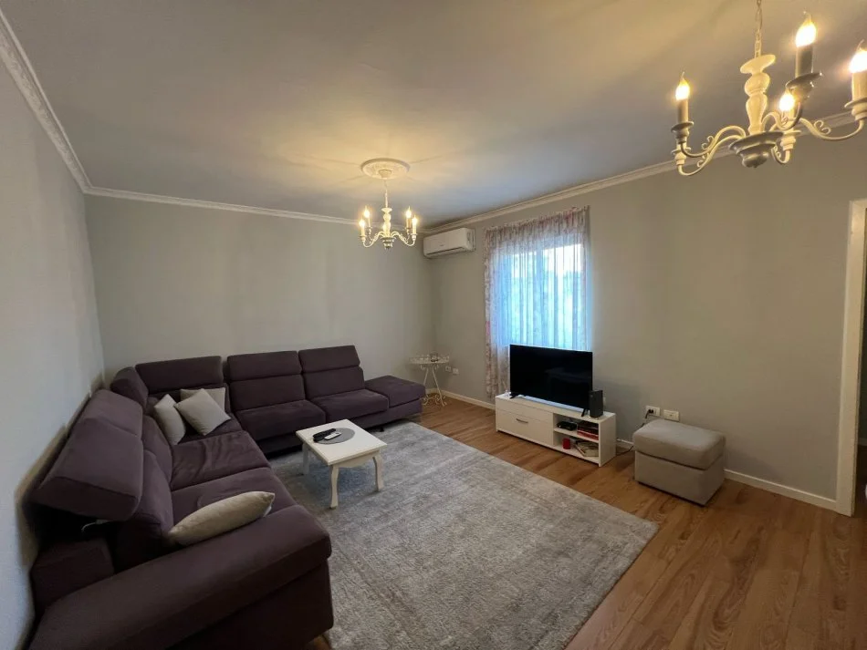 Tirane, jepet me qera 1+1+Ballkon Kati 4, 69 m² 580 € (Rruga Fortuzi)