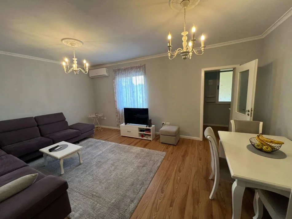 Tirane, jepet me qera 1+1+Ballkon Kati 4, 69 m² 580 € (Rruga Fortuzi)