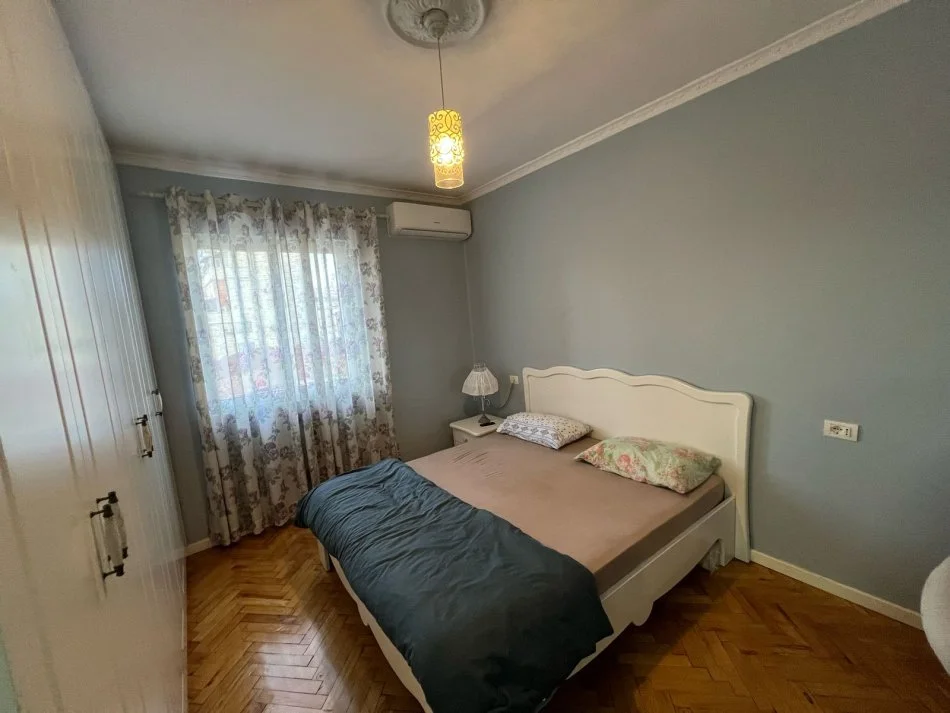Tirane, jepet me qera 1+1+Ballkon Kati 4, 69 m² 580 € (Rruga Fortuzi)