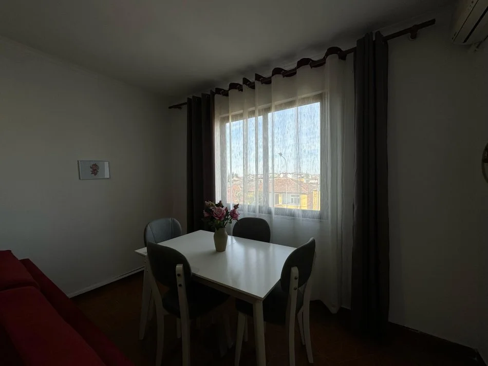 Tirane, jepet me qera apartament Kati 3, 50 m² 350 € 
